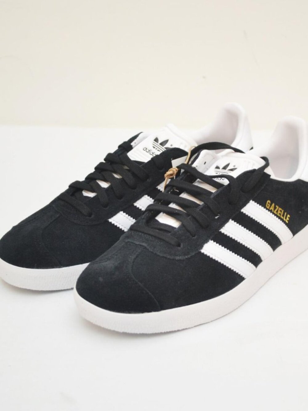 Adidas Men's Gazelle Brand New Size 5/Women's Size 6 Color : Black/White